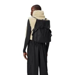 Rains Rucksack Cargo W3 Black -Mode Tassen Winkel image 10480