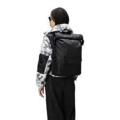 Rains Trail Rolltop Backpack W3 Black -Mode Tassen Winkel image 7322