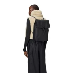 Rains Rucksack W3 Black -Mode Tassen Winkel image 7753